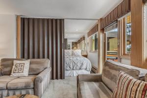 Posezení v ubytování Laurelwood Condominiums 307