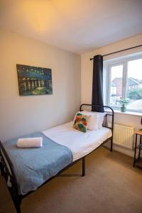 een kleine slaapkamer met een bed en een raam bij Long Barn House - Andover in Enham-Alamein