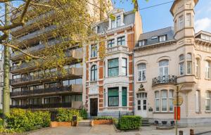 an apartment building on a city street at Whitlock16 - Luxe Aparthotel Montgomery Square Brussels in Brussels