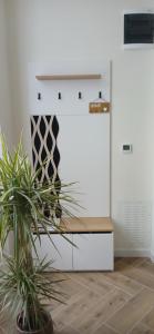 una habitación con una mesa y una maceta en Apartman Aurelia, en Sremska Mitrovica 3 fotos más