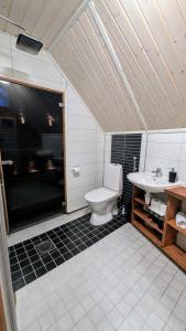 Koupelna v ubytování North Frontier Cabins + 25 fotografií