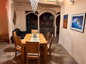a dining room with a wooden table and chairs at Villa Stern bei FFM Viel Platz und eigener Zugang in Nidderau