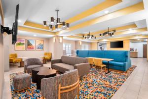 una hall con sala d'attesa con divani e sedie di Hampton Inn - Monticello a Monticello