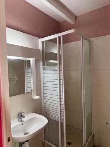 Koupelna v ubytování Le Joyeux + 17 fotografií