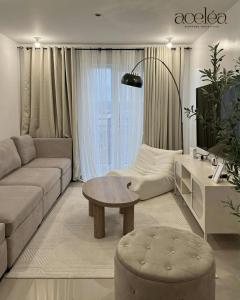 un soggiorno con un divano e un tavolo di Bernwood Tower 2BR-707 a Città di Iloilo