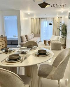 un soggiorno con un tavolo con sedie e un divano di Bernwood Tower 2BR-707 a Città di Iloilo
