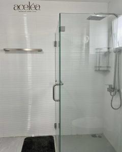 una doccia con una porta in vetro in un bagno di Bernwood Tower 2BR-707 a Città di Iloilo Altre 11 foto