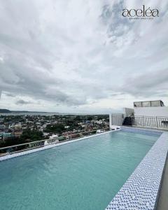 una piscina sul tetto di un edificio di Bernwood Tower 2BR-707 a Città di Iloilo