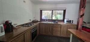 Kuchyň nebo kuchyňský kout v ubytování Casa campo en plena naturaleza 3 dormitorios y 2 baños