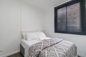 Ένα ή περισσότερα κρεβάτια σε δωμάτιο στο Apartamento Safari de 1 Quarto com Vaga - PRI1401