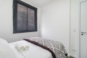 Ένα ή περισσότερα κρεβάτια σε δωμάτιο στο Apartamento Safari de 1 Quarto com Vaga - PRI1401