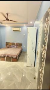 诺伊达DM Farmhouse的卧室配有床和门