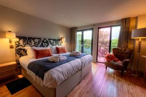 The Dome House في باونيس أون وينديرمير: غرفة نوم بها سرير كبير وكرسي +38 صورة