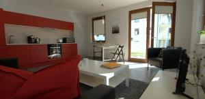 IRS ROYAL APARTMENTS Apartamenty IRS Copernicus في غدانسك: غرفة معيشة مع أريكة وطاولة