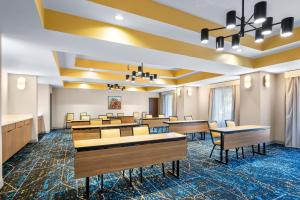 una sala d'attesa con tavoli e sedie in un edificio di Hampton Inn - Monticello a Monticello Altre 27 foto