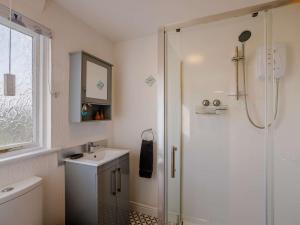 Un baño de 1 Bed in Whitegate 91266 22 fotos más