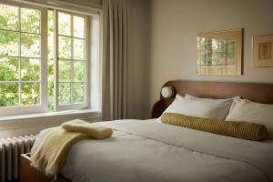 Una cama o camas en una habitación de The Belvedere Hotel & Spa