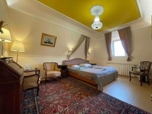 Ένα ή περισσότερα κρεβάτια σε δωμάτιο στο Pokvár Castle