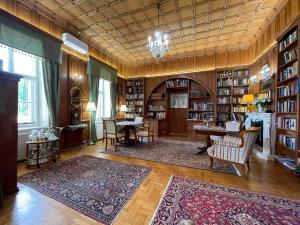 Fotografie z fotogalerie ubytování Pokvár Castle v destinaci Tét + 80 fotografií