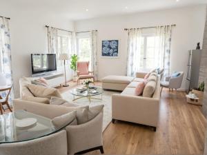 a living room with two couches and a tv at Stylish Urban Escape in Downtown Los Angeles in Los Angeles