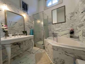 Ένα μπάνιο στο Pokvár Castle +80 φωτογραφίες