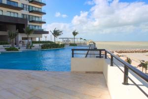 uitzicht op het strand vanaf het balkon van een resort bij Creta Luxury Apartment, dining, fitness & leisure On-Site in Progreso