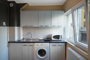 Køkken eller tekøkken på Independentei-Spiridon Central Apartaments + 18 billeder