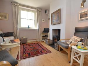 un soggiorno con divano e camino di 3 Bed in Bridport oc-dc160 a Bridport