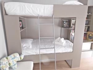 Ένα ή περισσότερα κρεβάτια σε δωμάτιο στο F15teen Urban Living