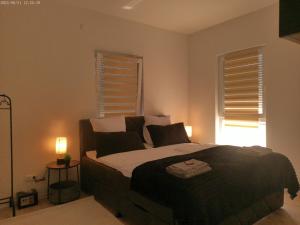 Ένα ή περισσότερα κρεβάτια σε δωμάτιο στο Neu gebaut - Modern - Apartments - Boardinghouse Weiße Taube