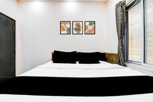 Postel nebo postele na pokoji v ubytování Hotel O Narayana RN Tagore Hospital Formerly Lantern Guest House