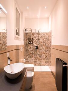 Koupelna v ubytování Lucalì Mountain Room + 19 fotografií