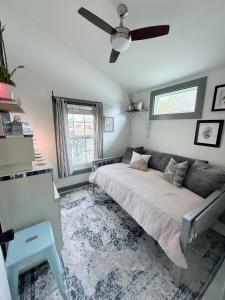 En eller flere senge i et værelse på The Surf+Sleep