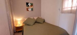 Un dormitorio pequeño con una cama con dos almohadas. en Appartement Port Santa Lucia, en Saint-Raphaël 19 fotos más