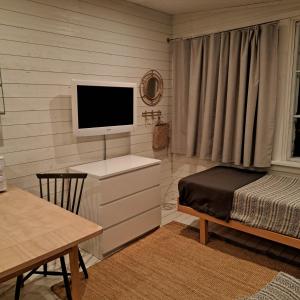 Μια τηλεόραση ή/και κέντρο ψυχαγωγίας στο Gästhus öppen planlösning +4 φωτογραφίες