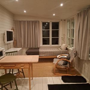 Μια τηλεόραση ή/και κέντρο ψυχαγωγίας στο Gästhus öppen planlösning