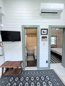 En eller flere senge i et værelse på The Surf+Sleep