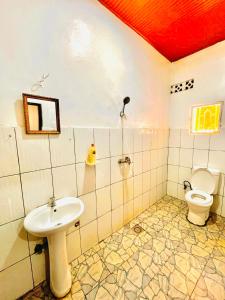 een badkamer met een wastafel en een toilet bij Kalpho Art Center in Kigali