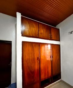 een kamer met houten kasten aan de muur bij Kalpho Art Center in Kigali