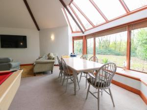 Shieldhill Farm House في فالكيرك: غرفة طعام بها طاولة وكراسي