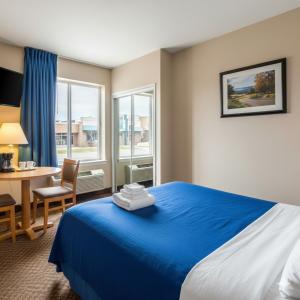 Giường trong phòng chung tại Hotel Rivlet Cyberhub Near Ambience Mall