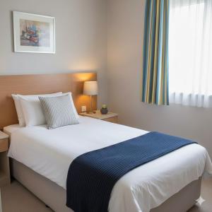 Giường trong phòng chung tại Hotel Rivlet Cyberhub Near Ambience Mall