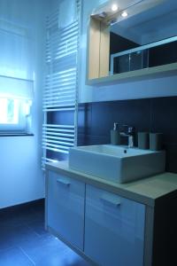 W łazience znajduje się biała umywalka i lustro. w obiekcie Apartman Gala w mieście Čakovec