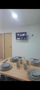 Een tafel met borden erop. bij ChicPDD in Punta Del Diablo