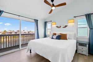 una camera da letto con un letto e un balcone di Forever Summer a Oriole Beach