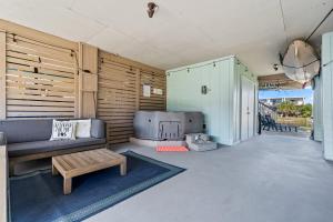 un soggiorno con un divano e un tavolo di Forever Summer a Oriole Beach