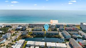 una vista aerea di un resort vicino all'oceano di Forever Summer a Oriole Beach