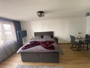 a bedroom with a bed and a table with chairs at New komplett möblierte Wohnung-Zentral in Sindelfingen