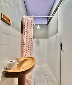 a bathroom with a toilet and a shower at #FInALdeSeMaNaTop em Matinhos a 50m da PrAiA in Matinhos