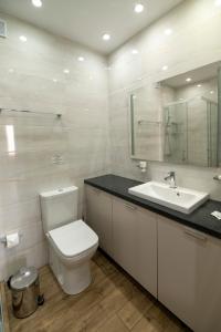 バタクにあるHotel LaCasa Tsigov Charkのトイレと洗面台のあるバスルーム +19枚の写真